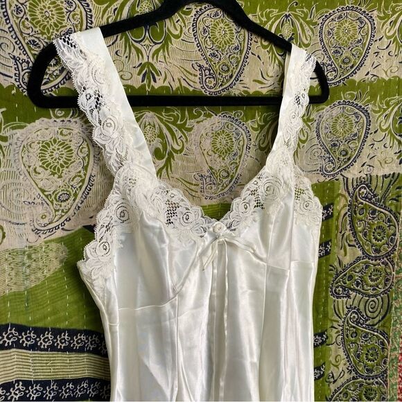 Y2K Victoria’s Secret Bridal Ivory Satin and Lace Slip Dress Size Medium - Picture 4 of 16